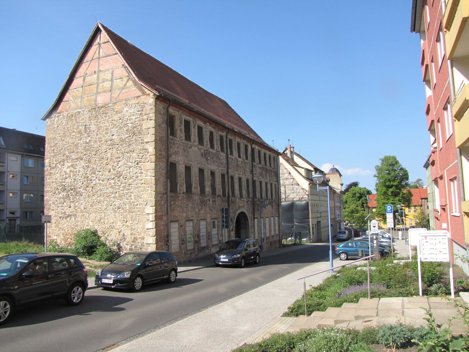 Gotha, Augustinerstraße 15, Blick von Osten mit Straße, BS